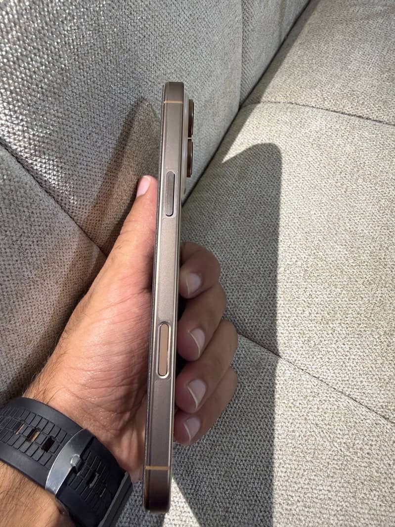 Apple iPhone 16 Pro Max 2