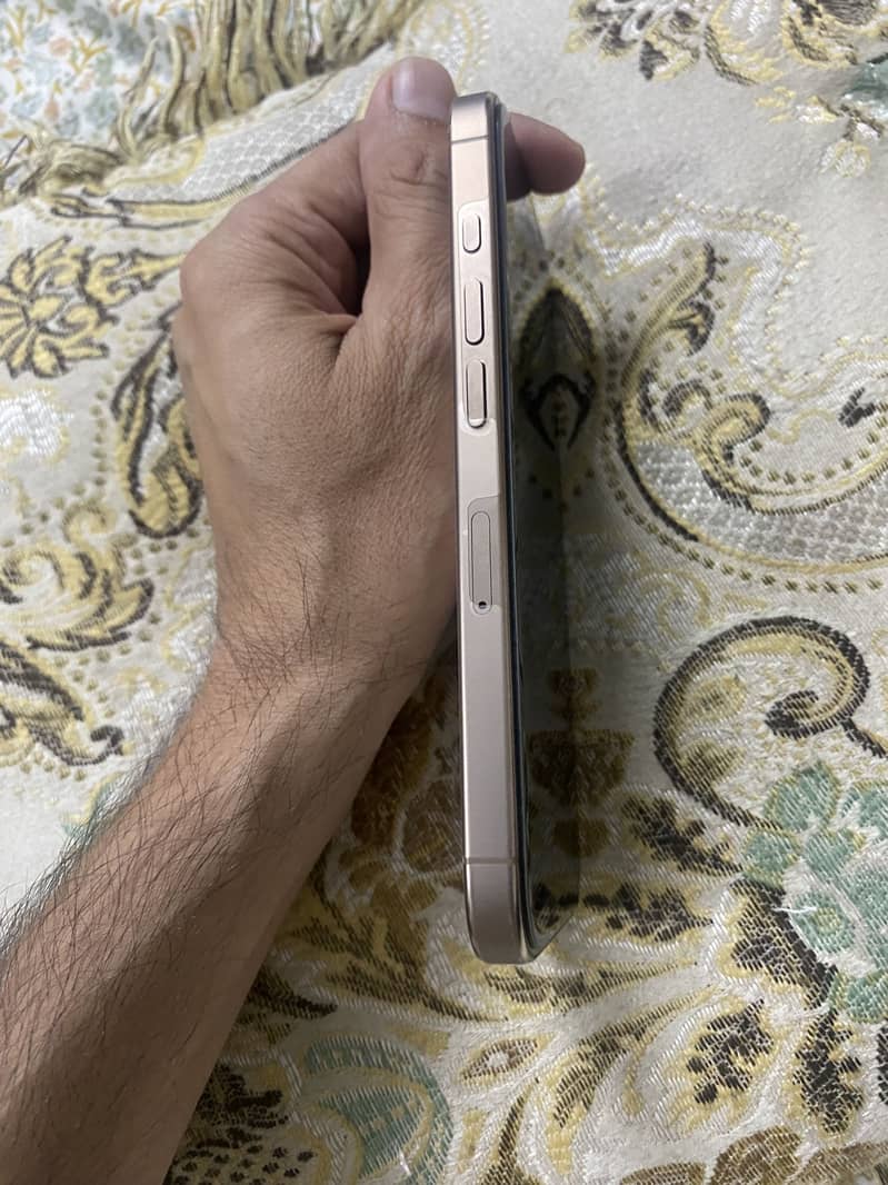 Apple iPhone 16 Pro 3