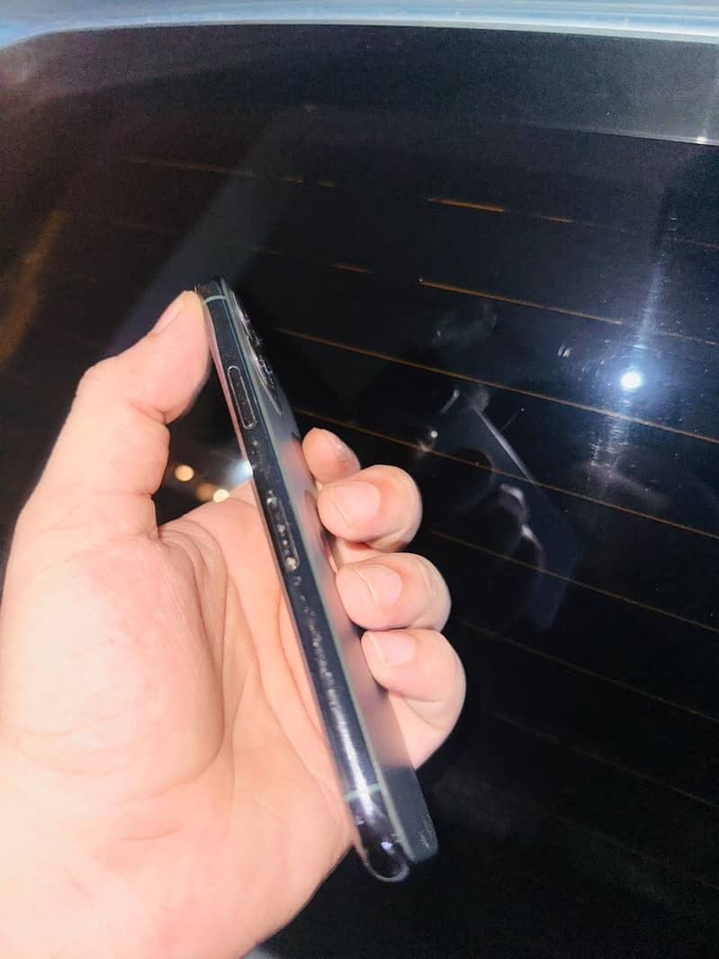 Apple iPhone 11 pro 4