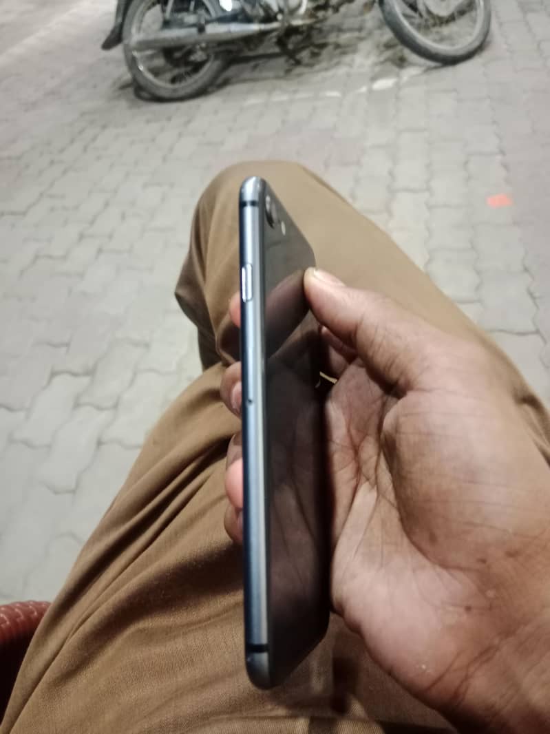 Apple iPhone 8 4