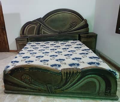 Queen Size Bed, Side Table, Dressing, Show Case Tarpai set