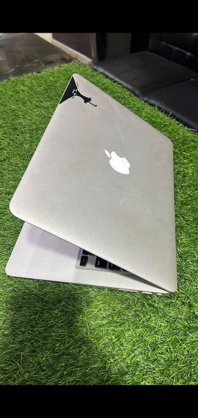 Macbook air 2017 8gb 256gb mint Condition