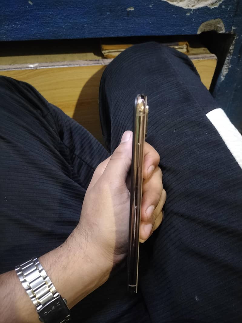 Apple iPhone XS Max 3