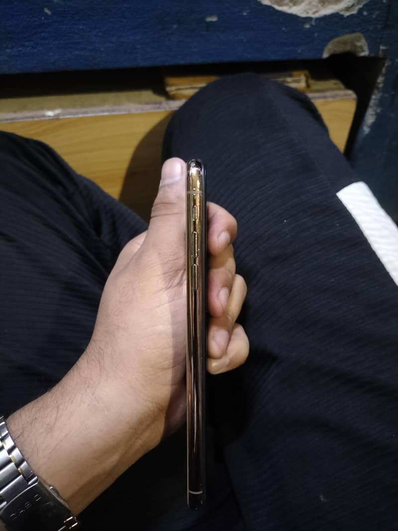 Apple iPhone XS Max 4