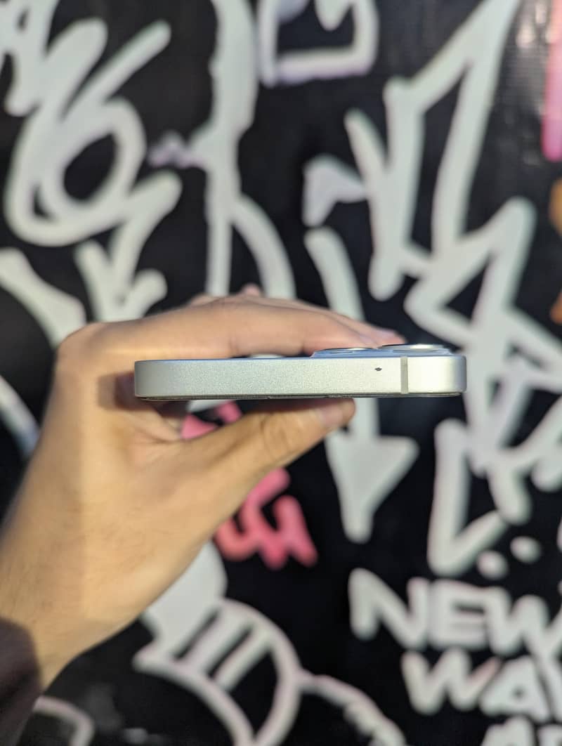 Apple iPhone 13 5