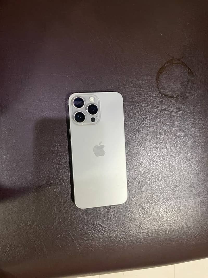 Apple iPhone 15 Pro Max 4