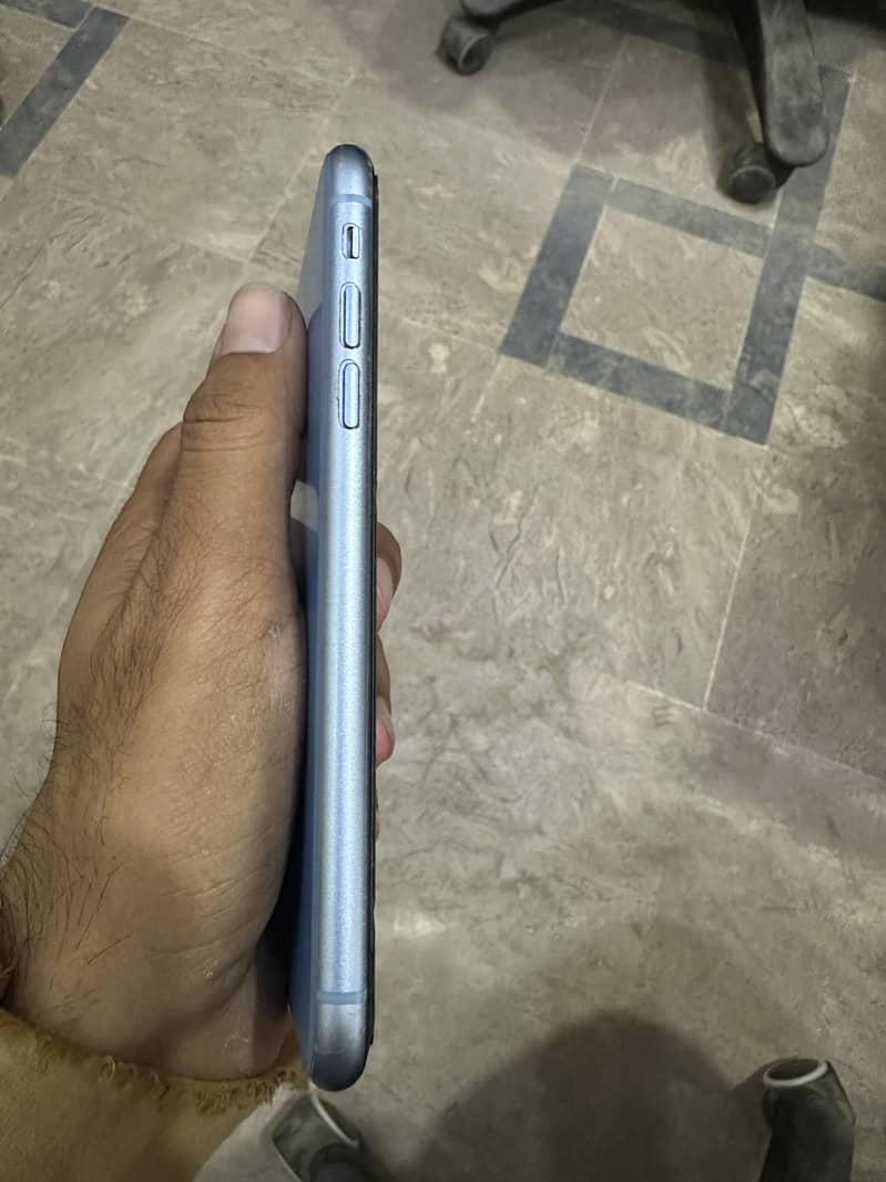 Apple iPhone XR 7