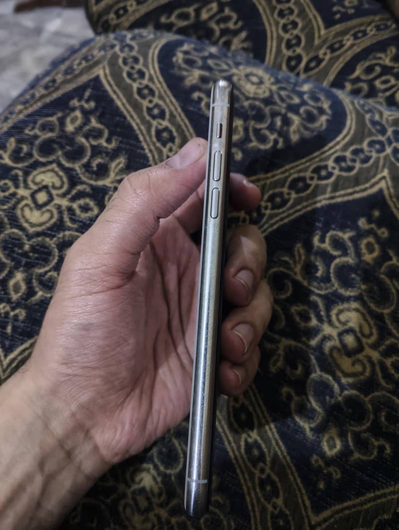 Apple iPhone 11 Pro Max 2