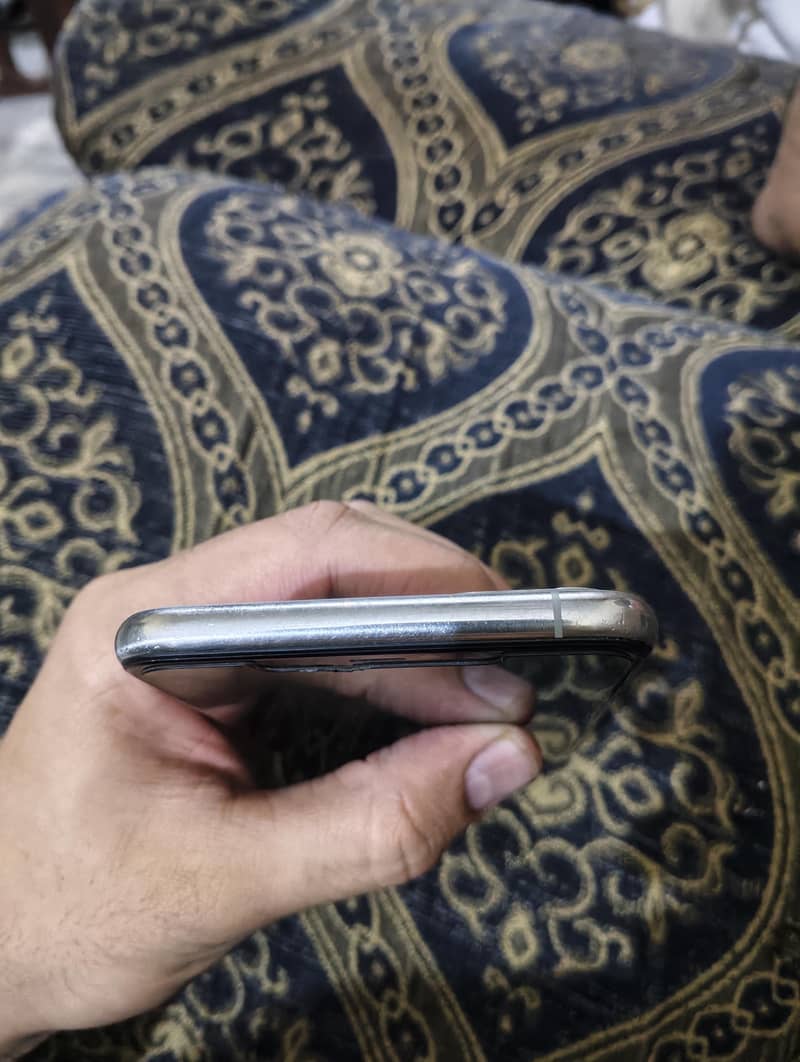 Apple iPhone 11 Pro Max 4