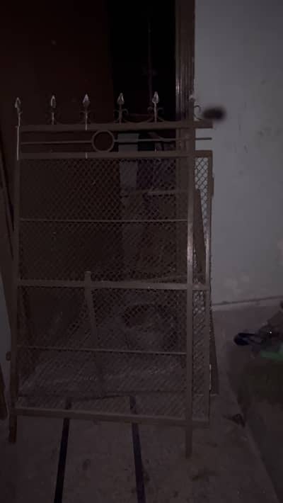 Metal gate for sale paint hua ha no rust clean and new condition