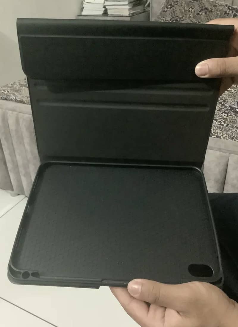 iPad 10th Gen 256GB with premium cover, scratch-less 10/10 - Tablets ...