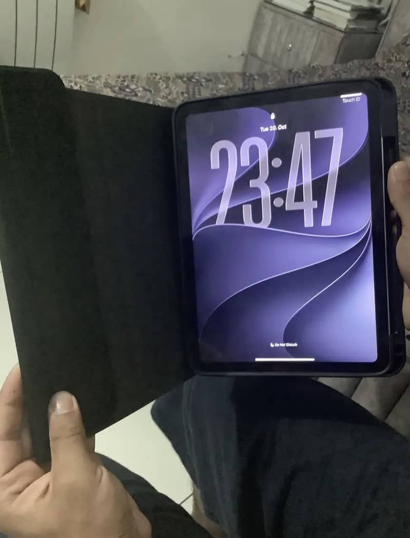 iPad 10th Gen 256GB with premium cover, scratch-less 10/10 - Tablets ...