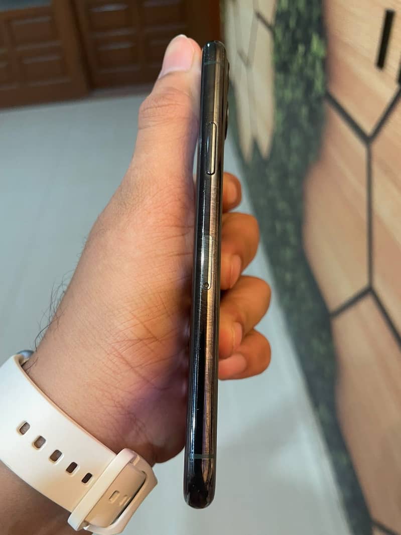Apple iPhone 11 Pro 4