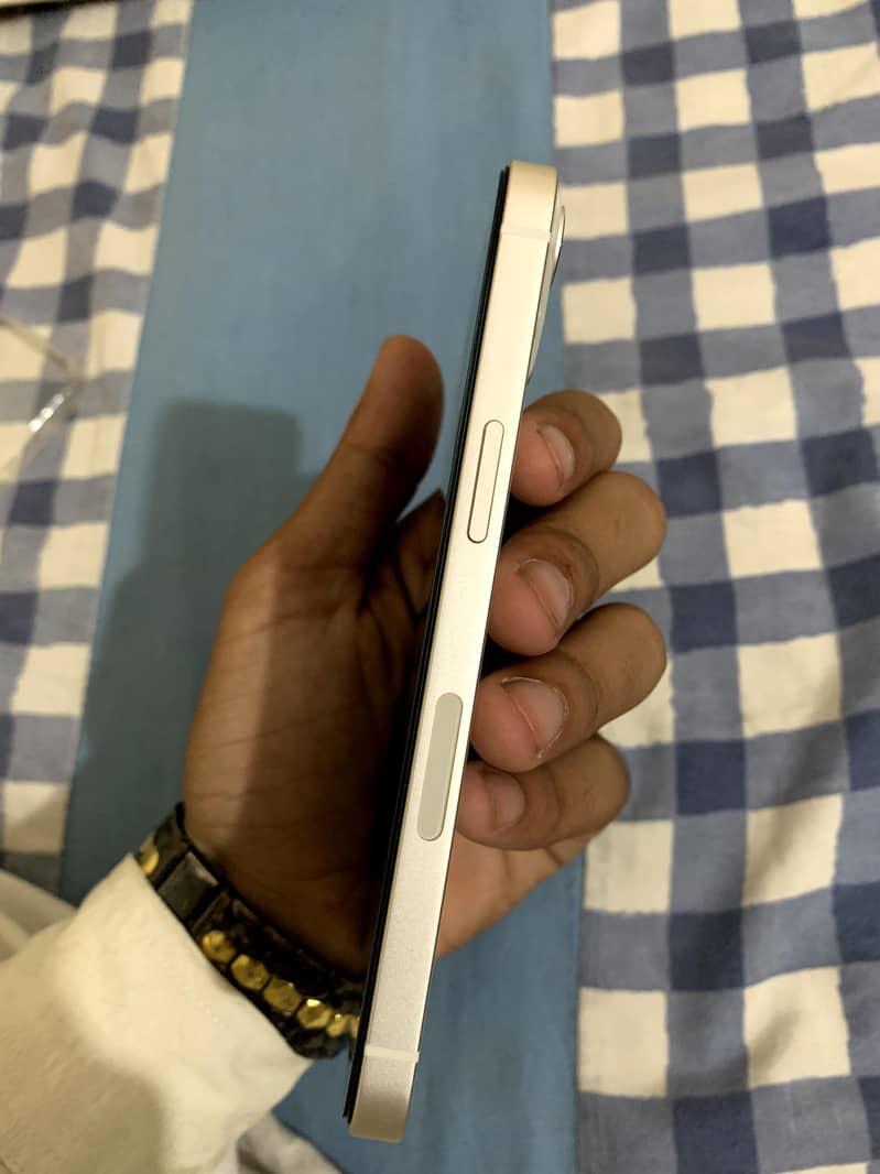 Apple iPhone 13 4