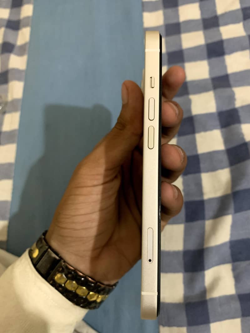 Apple iPhone 13 5
