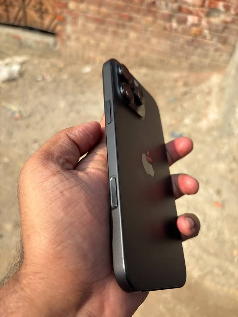 Apple iPhone 16 Pro Max 4