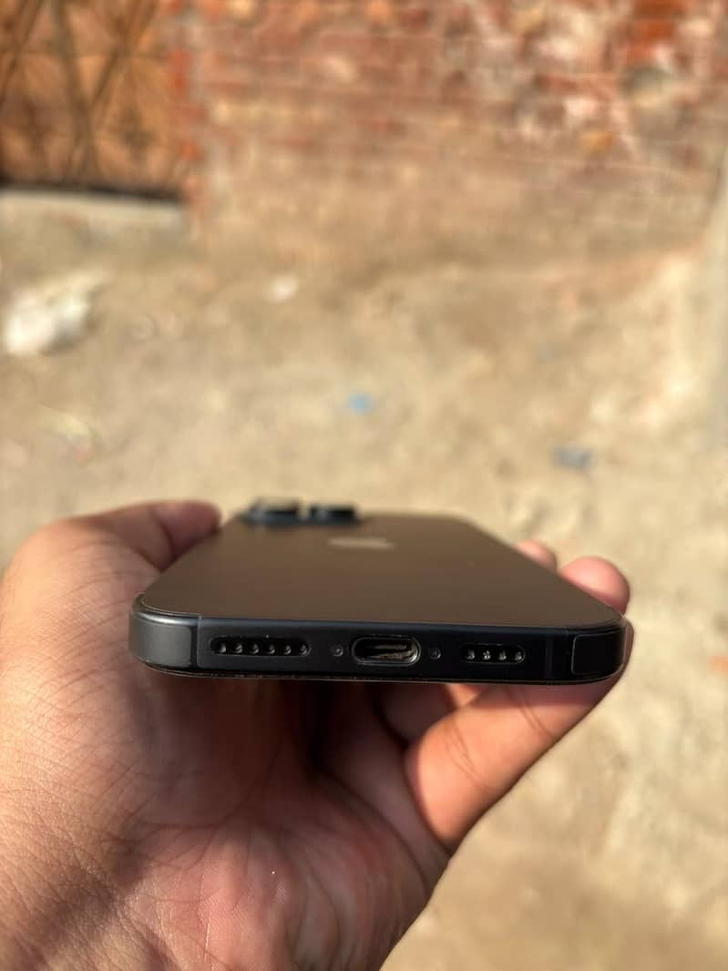 Apple iPhone 16 Pro Max 8