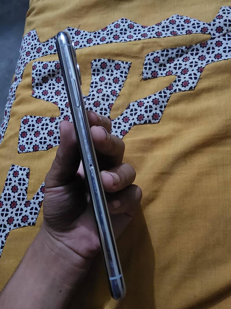 Apple iPhone 11 Pro Max 1