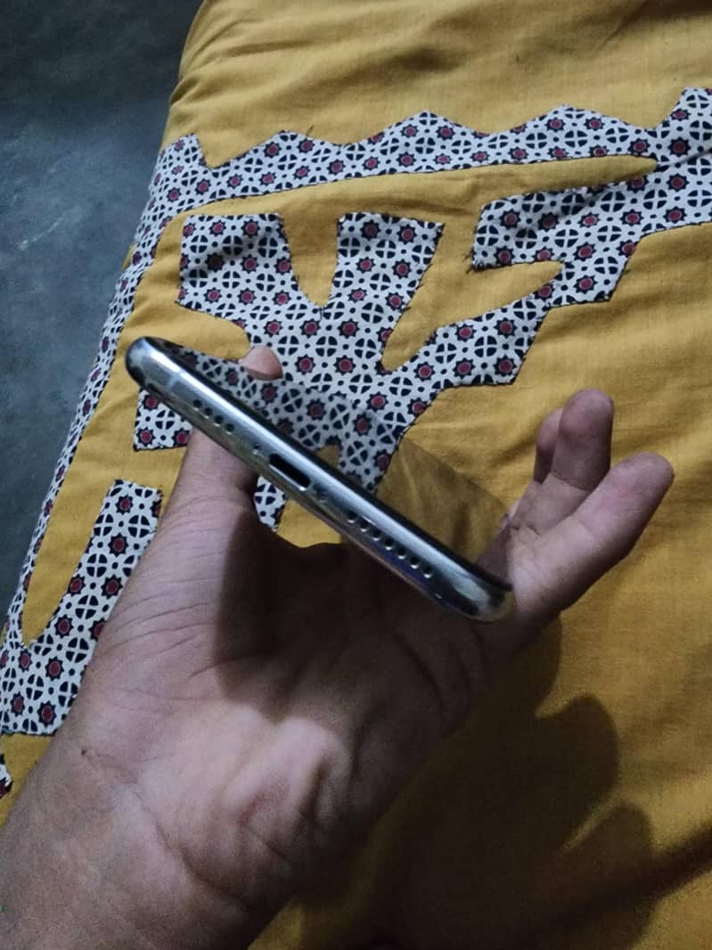 Apple iPhone 11 Pro Max 4