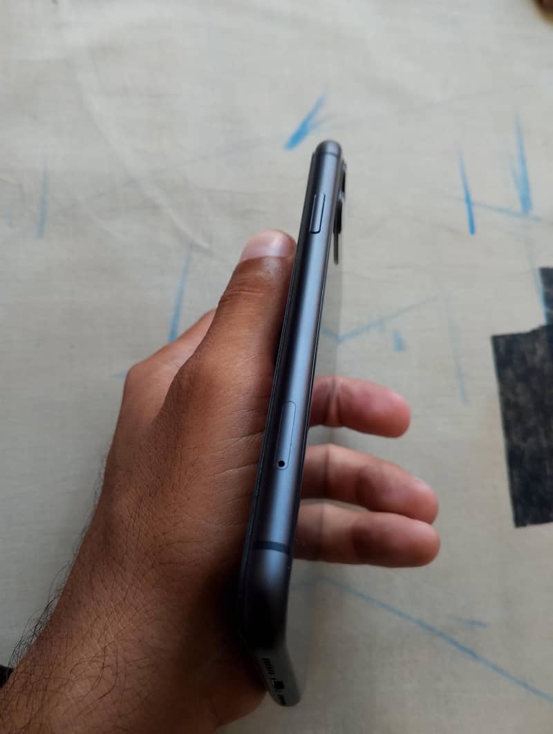 Apple iPhone 11 4