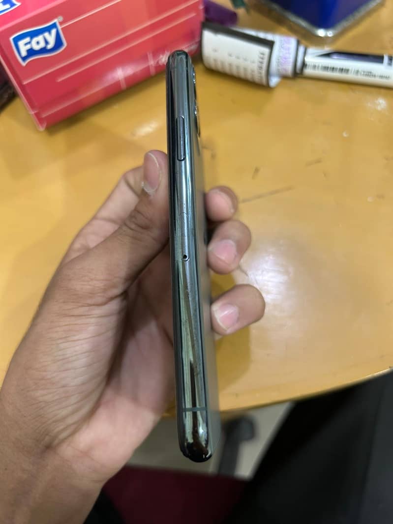 Apple iPhone 11 Pro 4