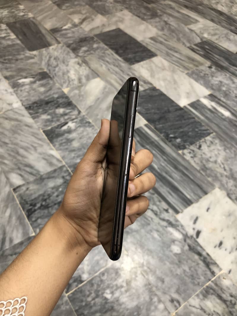 Apple iPhone XS 1