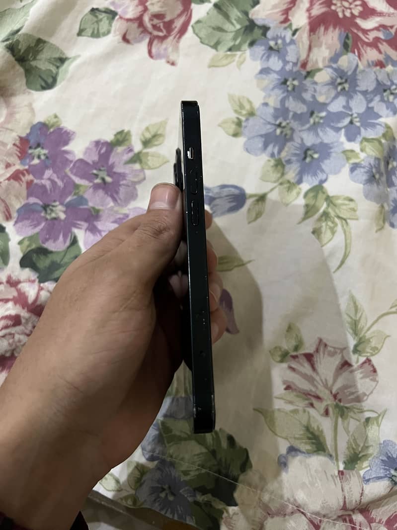 Apple iPhone 13 2