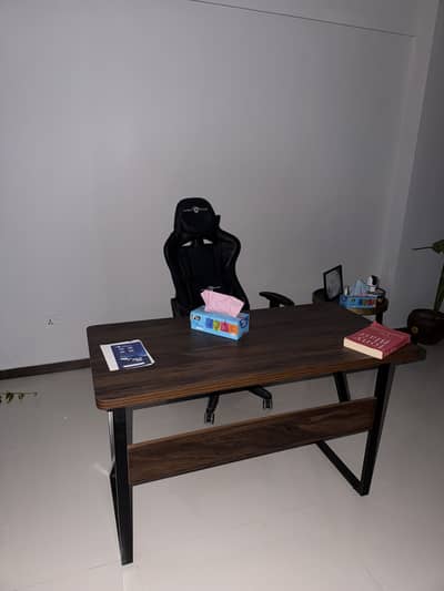 Gaming chair and table