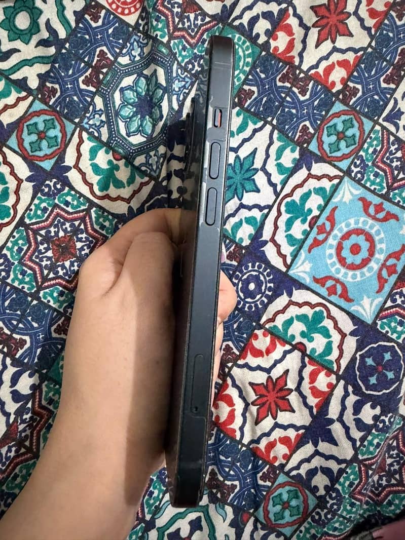 Apple iPhone 13 8