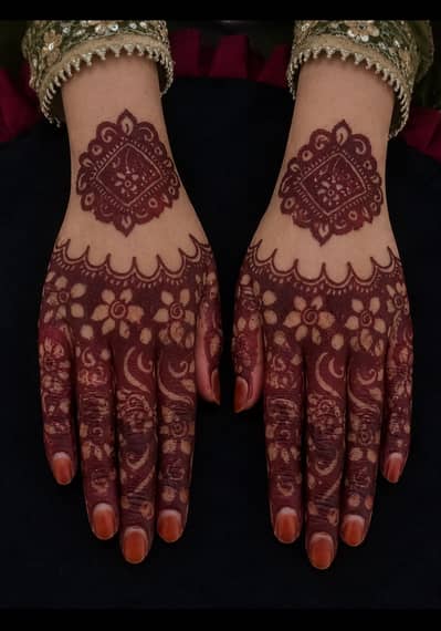 “Professional Mehndi Artist Available”