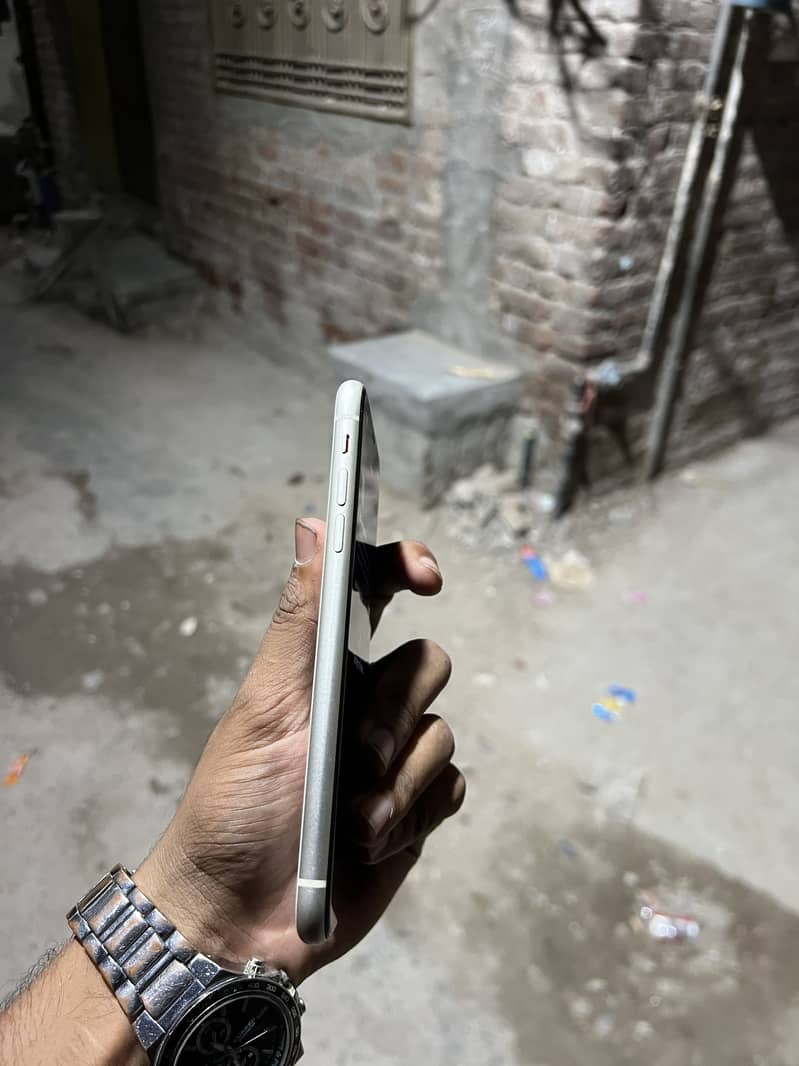 Apple iPhone 11 0