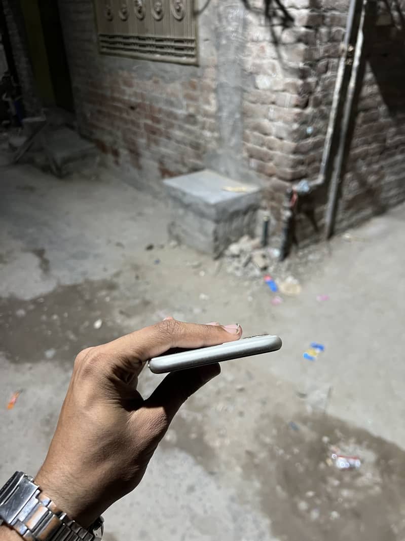Apple iPhone 11 3