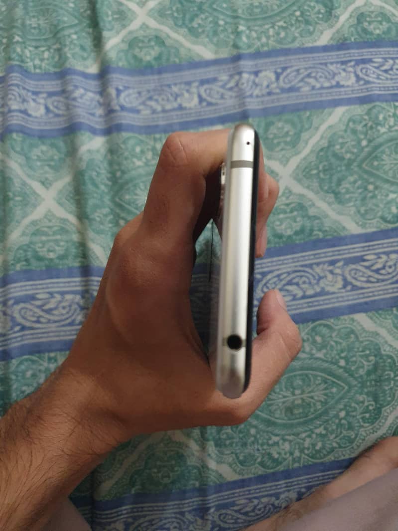 Sharp Aquos R3 3