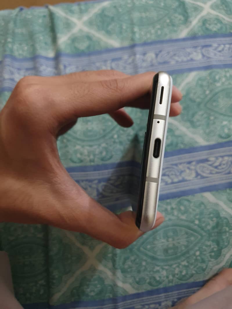 Sharp Aquos R3 4