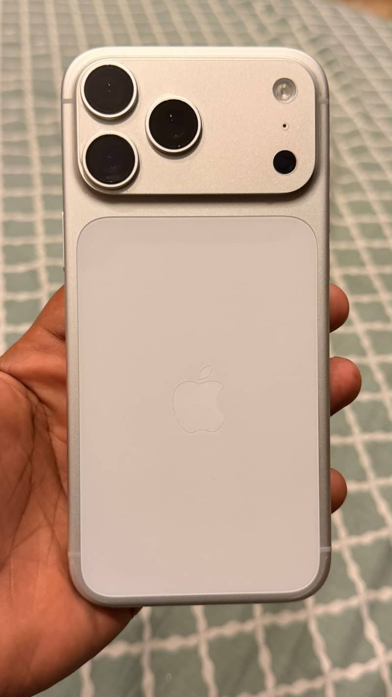 Apple iPhone 17 Pro Max 4