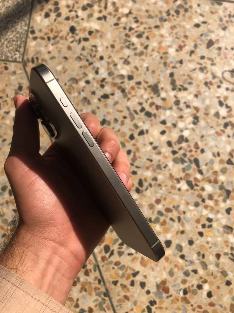 Apple iPhone 15 Pro Max 4
