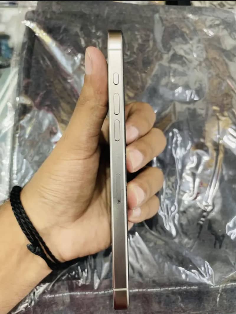 Apple iPhone 15 Pro Max 2