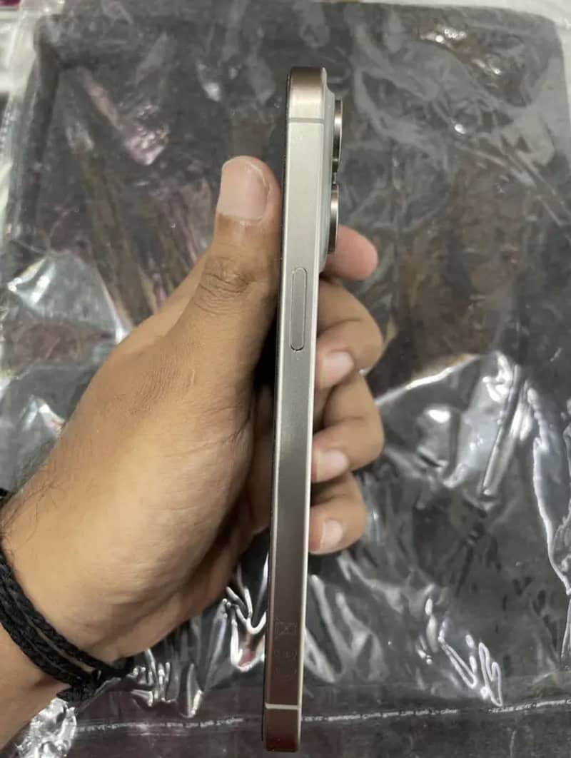 Apple iPhone 15 Pro Max 4