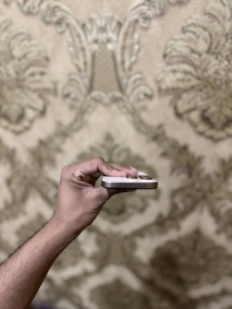 Apple iPhone 16 Pro 2