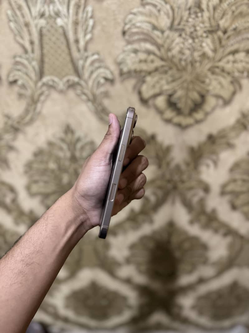 Apple iPhone 16 Pro 3