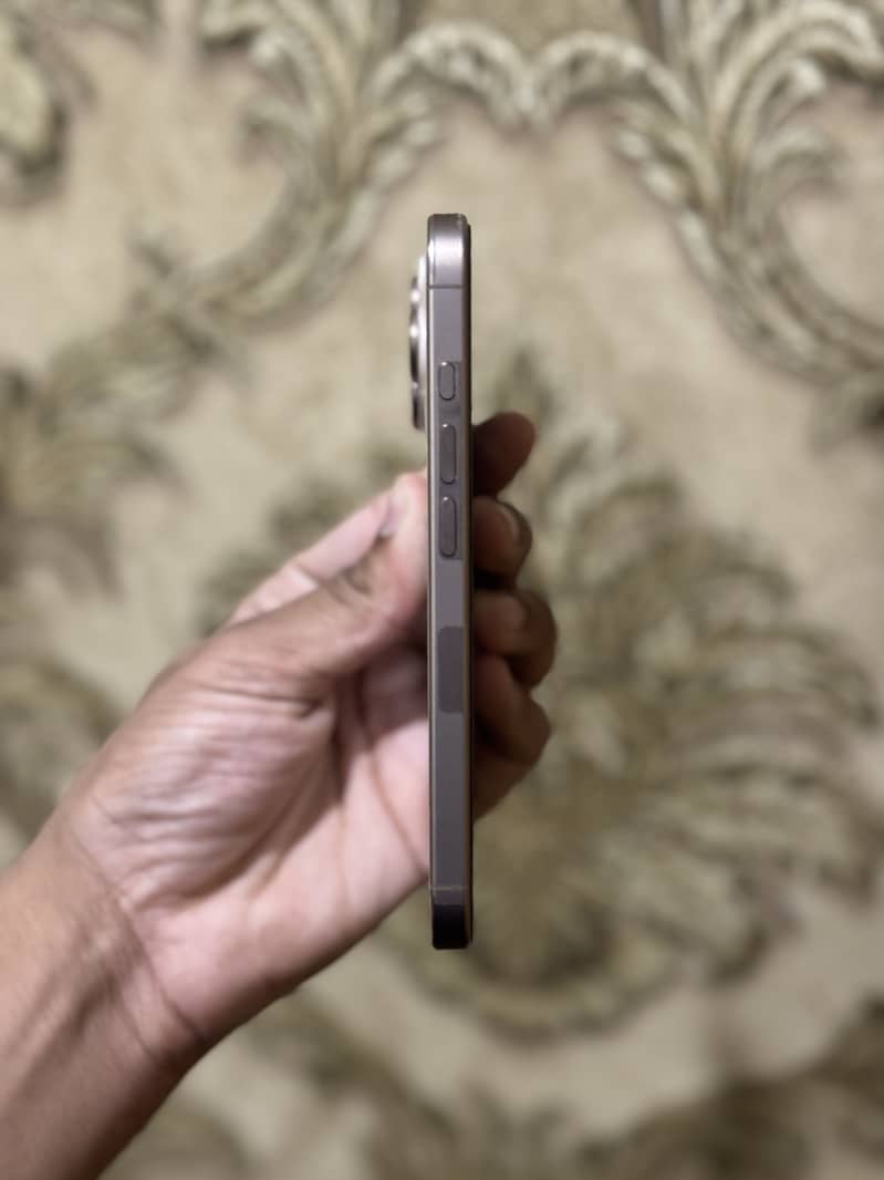 Apple iPhone 16 Pro 4