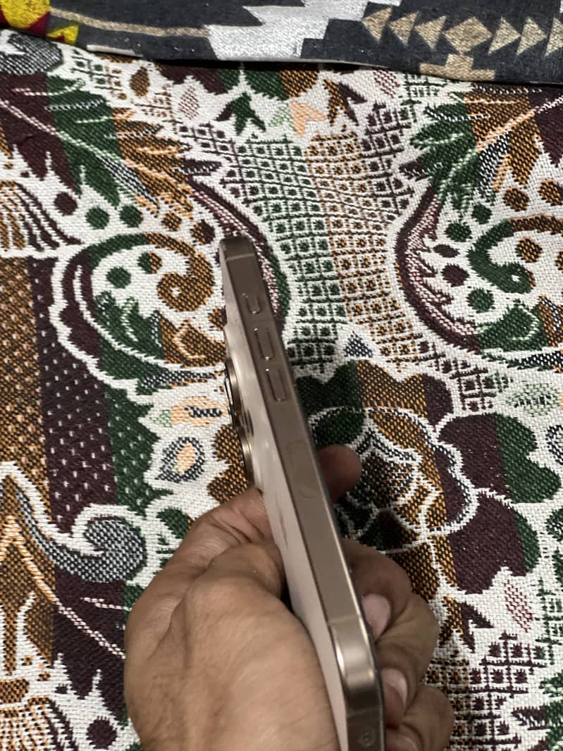 Apple iPhone 16 Pro jv 2