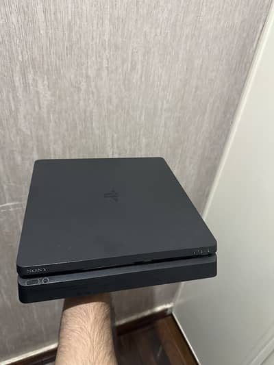Ps4 Slim Used with 2 genuine Controllers