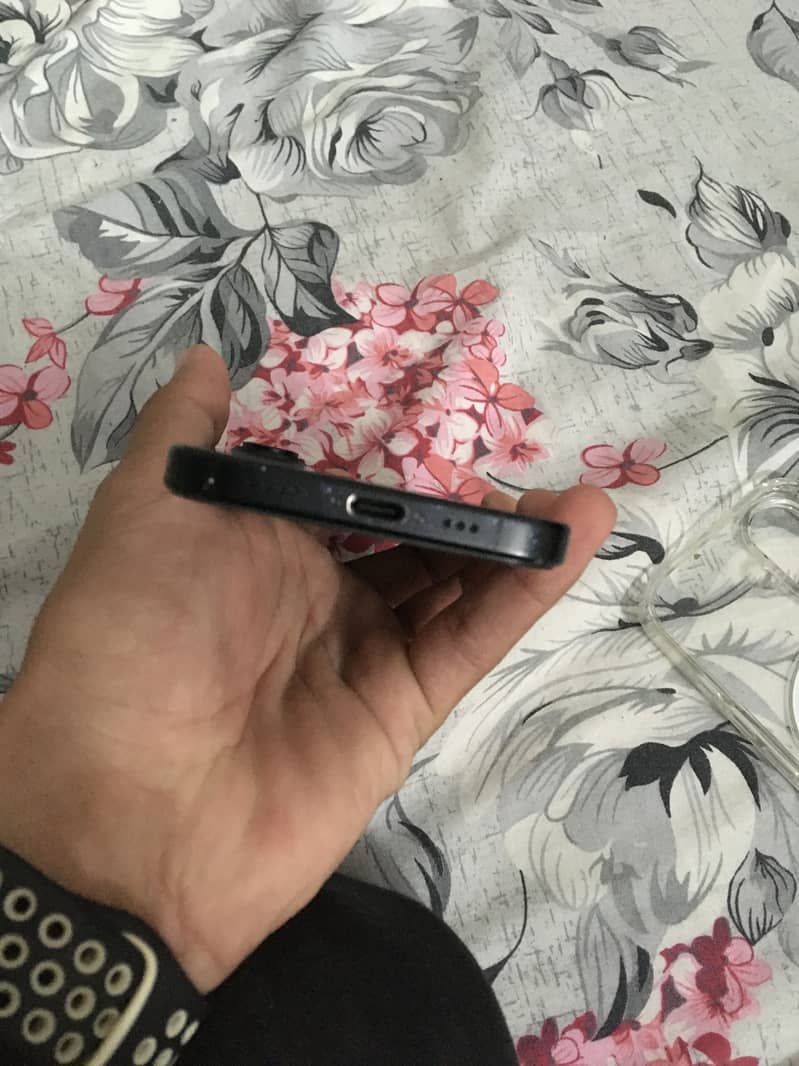 Apple iPhone 16 1