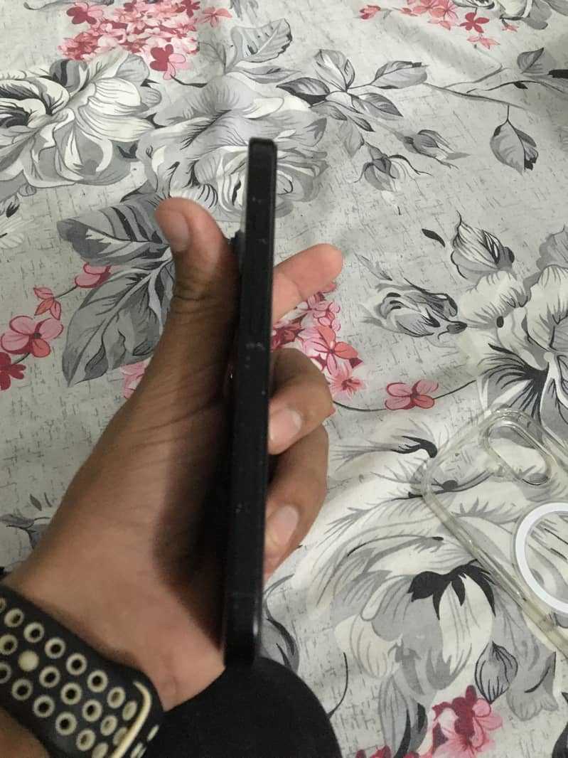 Apple iPhone 16 2