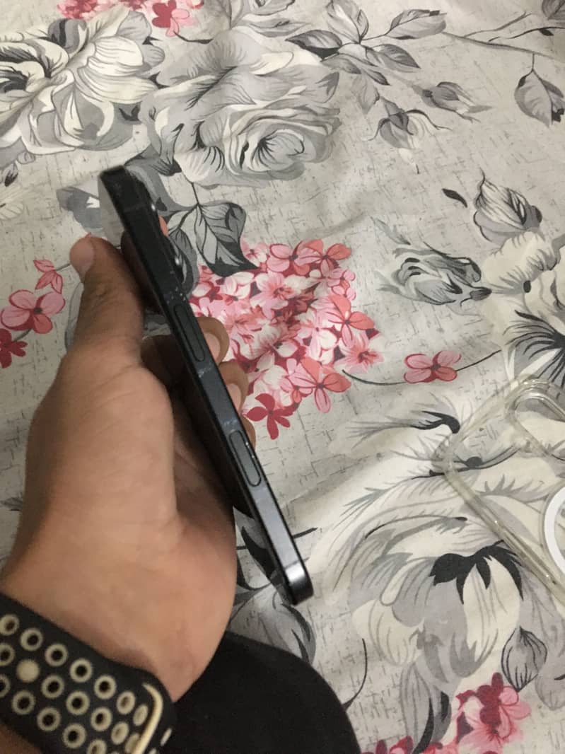 Apple iPhone 16 3