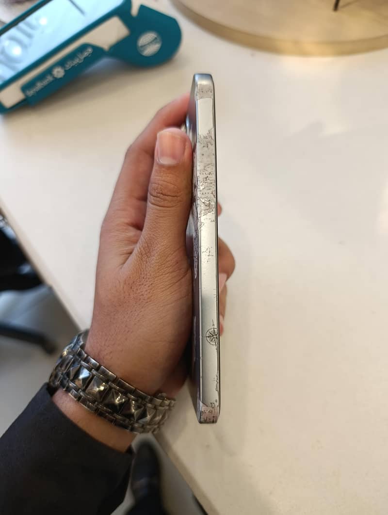 Oppo A6 Pro 4