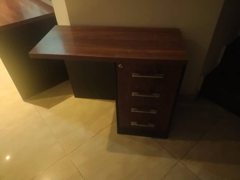 office table in walnut for managers 0