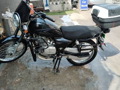Suzuki GS 150 black color bike
