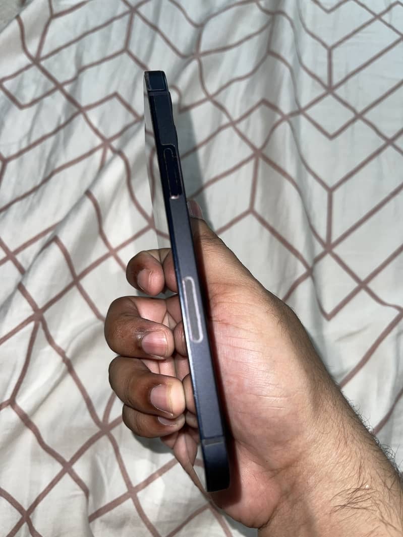 Apple iPhone 12 4